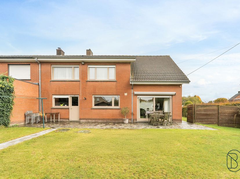 Bien située, spacieuse et solide maison semi-ouverte avec beaucoup de potentiel ! Allée pratique et garage, beau jardin clôturé, 4 vraies chambres et