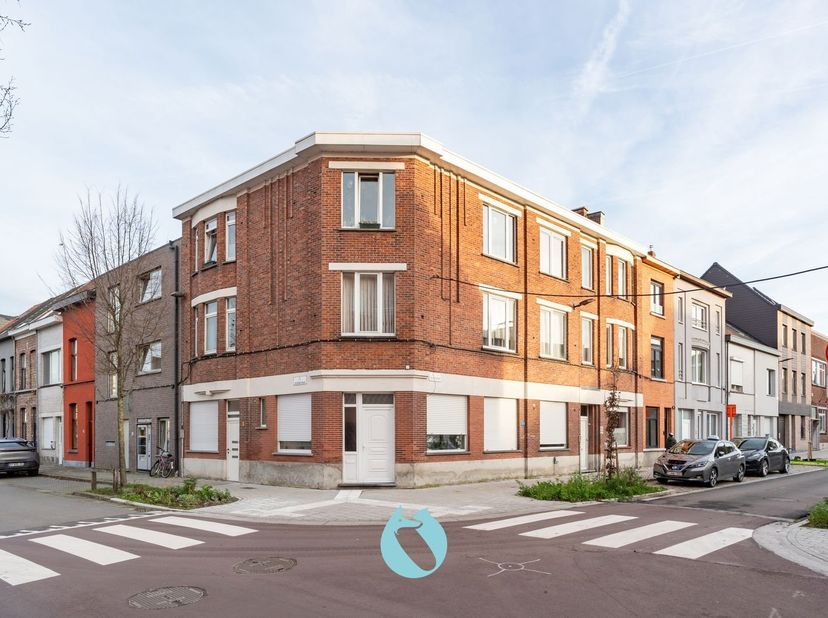 Te renoveren opbrengsteigendom bestaande uit 3 appartementen (Isegrimstraat 19-21) en 1 woning (Peerstraat 188).<br />
<br />
Indeling appartementsgeb