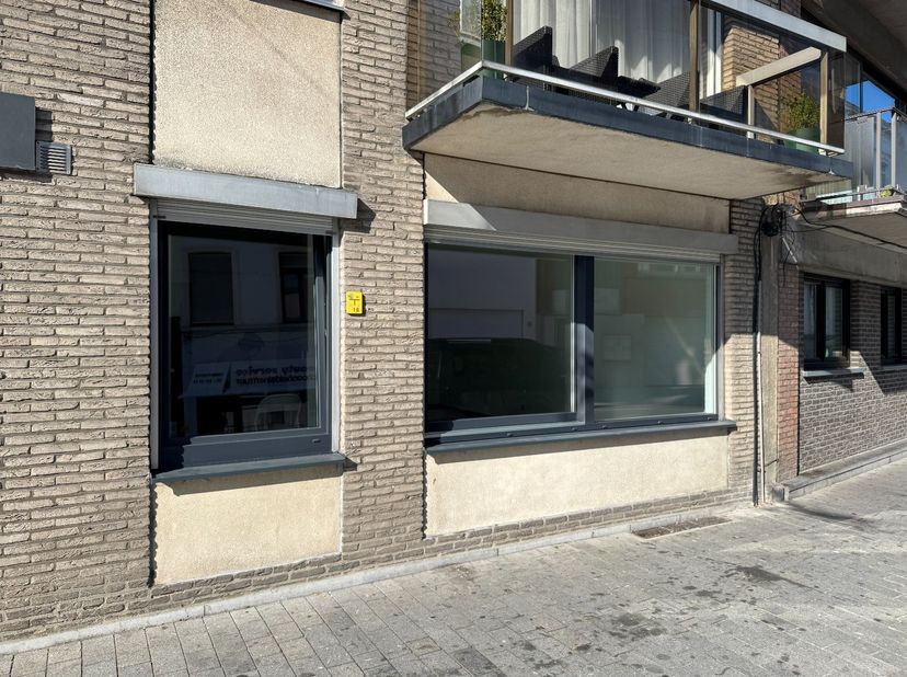 Een GLVL.-appartement omvattende een hall, living, ingerichte keuken, ingerichte badkamer, vestiaire en 2 slpk.,  - ondergronds is er 1 autostaanplaat
