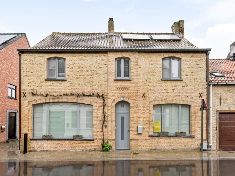 In het landelijke en sfeervolle dorp Alveringem, bieden we u deze instapklare woning aan. De eigendom is gelegen in een uitermate charmant steegje en