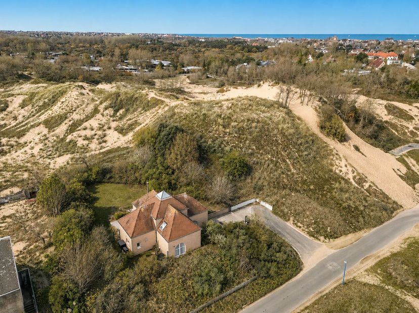 Op een van de meest gegeerde locaties aan de Belgische kust, verscholen in de prestigieuze villawijk Witte Burg, ligt deze uitzonderlijke eigendom. Om