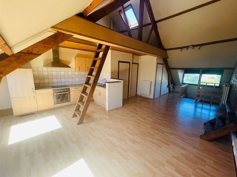 Prachtig appartement met 2 slaapkamers + studeerkamer (+/- 91 m²), ideaal gelegen in het hart van Antoing, vlak bij alle voorzieningen.<br />
De wonin
