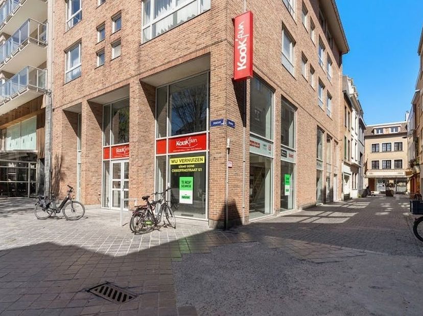Ce bâtiment d'angle commercial est situé directement sur le marché aux légumes animé. Grâce à son emplacement et à ses grandes fenêtres, vous pourrez