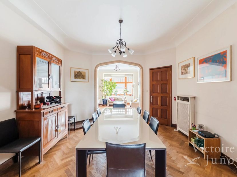 Victoire Junot presenteert u exclusief dit mooie charmante appartement van ±116 m². Deze elegante ruimte omvat een ruime woonkamer, een karaktervolle