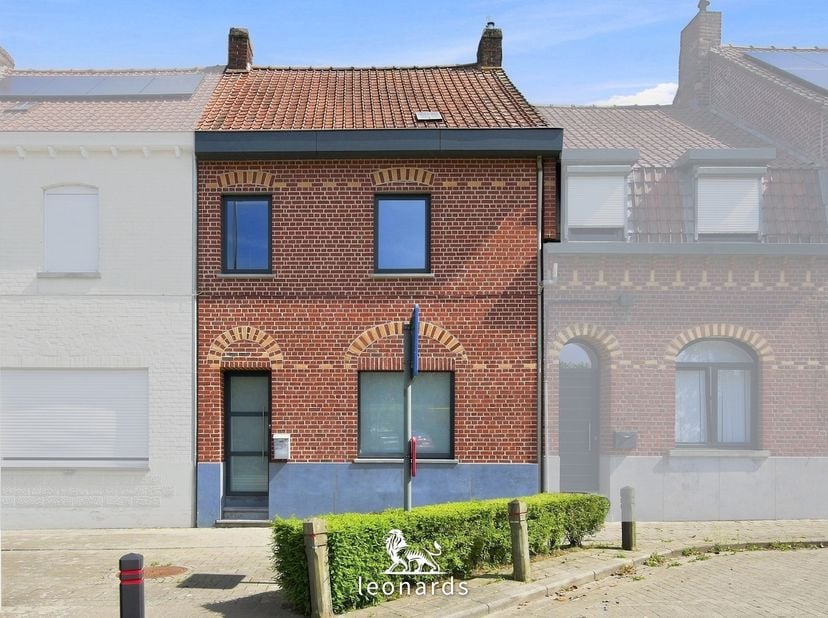 Située dans la Tombroekstraat à Rollegem, cette agréable et spacieuse maison bénéficie d’un environnement calme, tout en restant à proximité des comme