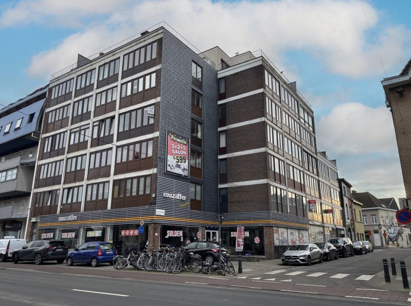 Kom een kijkje nemen in deze studio met tal van mogelijkheden! Gelegen nabij het centrum van Gent, op wandelafstand van de slager, bakker, supermarkt,