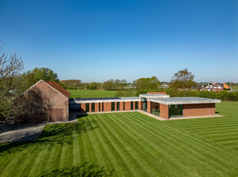 Villa contemporaine et moderne, récemment construite, située dans un environnement calme et verdoyant, avec une vue dégagée et à courte distance du ce