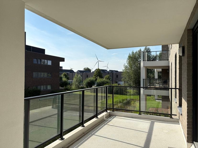Ligging<br />
Dit nieuwbouwappartement bevindt zich in een nieuwe residentie in Oostakker, op een rustige ligging met aangenaam zicht op het groen. Te