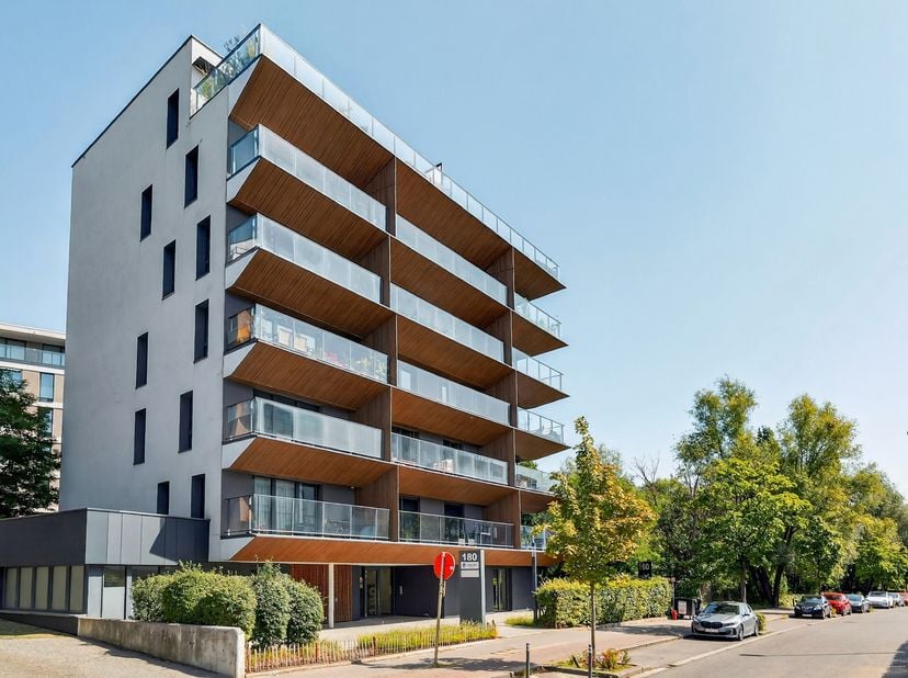 WOLUWE-SAINT-LAMBERT, Marcel Thirylaan, in een recent gebouw uit 2018, mooie open commerciële ruimte met terras en tuin, bestaande uit een mooie comme