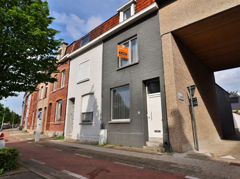 GEZINSWONING WAAR MOOIE RUIMTES VOORZIEN IN HEEL VEEL POTENTIEEL<br />
Nabij het centrum komt deze stadswoning aanzetten met veel woonruimte en een he