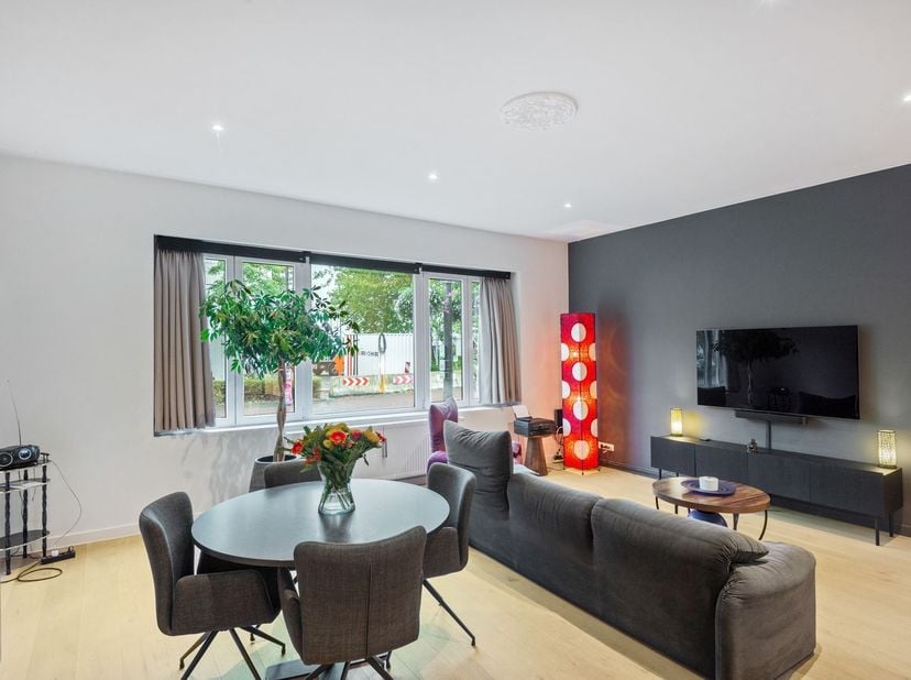 Dit volledig gerenoveerde gelijkvloers appartement is prachtig gelegen aan het Kaaiplein in Burcht, vlak aan de Schelde en op korte afstand van Antwer