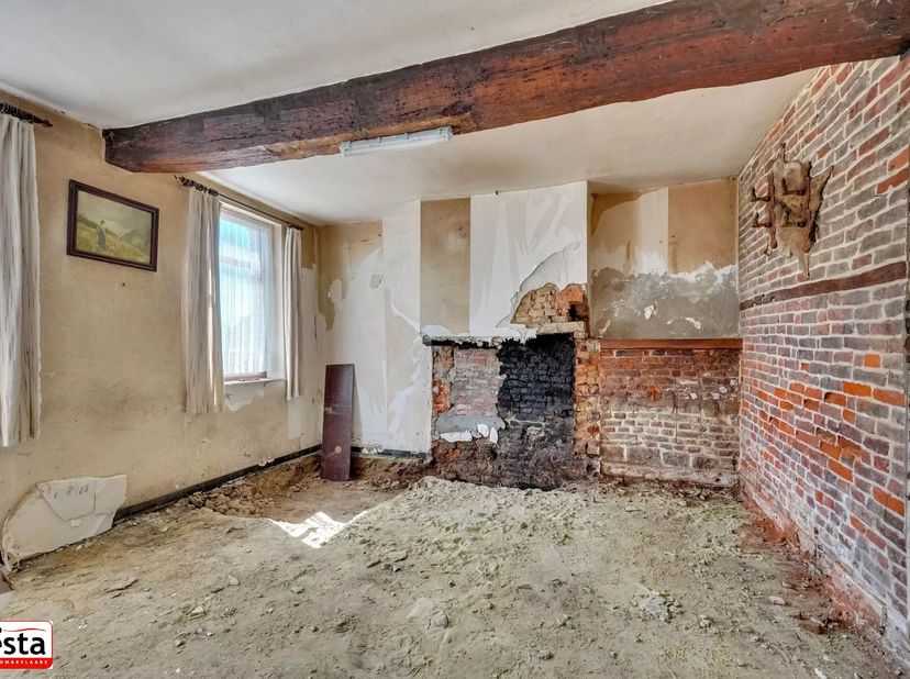 Deze woning ligt langs het water van de Kleine Gete in Zoutleeuw, quasi in het centrum van de stad. De woning werd gebouwd in de tweede helft van de 1