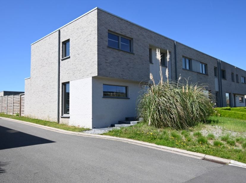 Bent u op zoek naar een energiezuinige en comfortabele woning op een uitstekende locatie? Deze moderne passiefwoning gelegen aan de Aaltersesteenweg 3