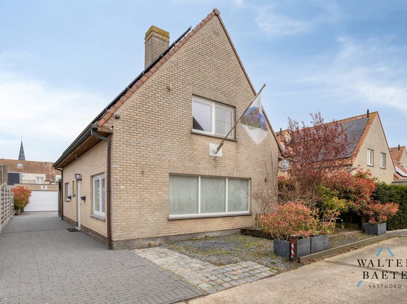 Vol trots stellen wij deze recente villa uit 2008 aan u voor, centraal gelegen in een residentiële wijk in Knokke-Heist. Deze instapklare topper is he