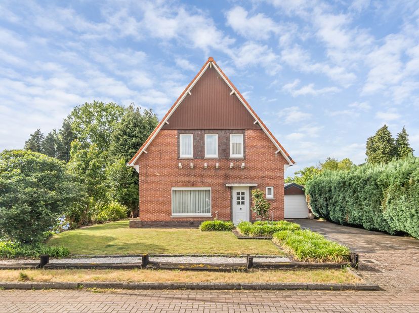 <br />
Bent u op zoek naar een woning met ruimte, een rustige ligging en tal van mogelijkheden? Dan is deze charmante open bebouwing zeker een bezoek