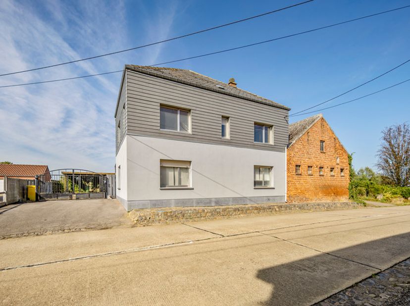 De Hoekbosstraat is gelegen in Molenbeek-Wersbeek, een deelgemeente van Bekkevoort.<br />
Hier bevindt zich deze te renoveren hoevewoning met aanpalen