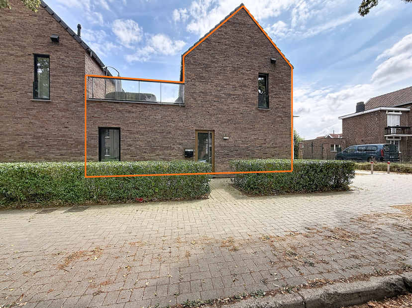 Op een gunstige locatie nabij het stadscentrum van Sint-Truiden bevindt zich deze recente gesloten bebouwing in de Hovenierstraat 53.