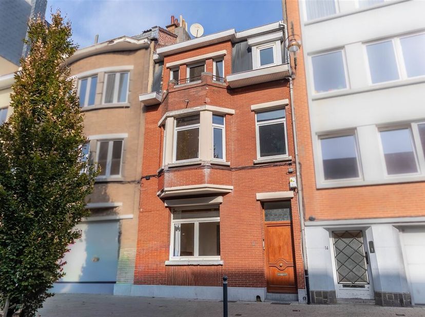 Property One stelt u deze ruime eengezinswoning met twee gevels voor, ideaal gelegen in Jette, nabij Tour &amp; Taxis en het Kanaal, terwijl u toch geniet