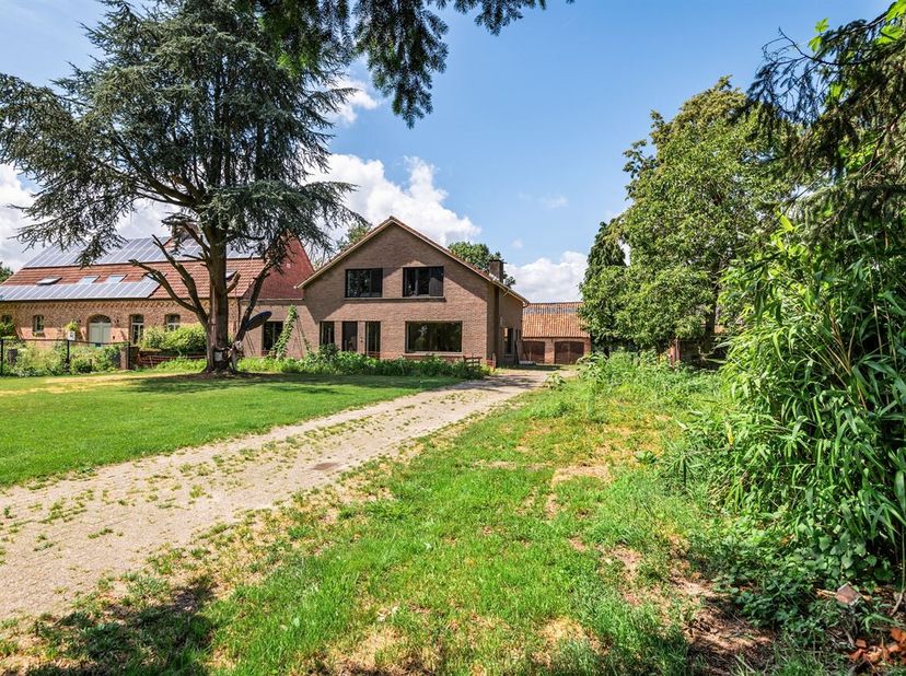 Ferme située au calme, avec grange, étable et prairies, d'une superficie totale d'environ 13 333 m², idéale pour les amoureux des animaux<br />
On ent