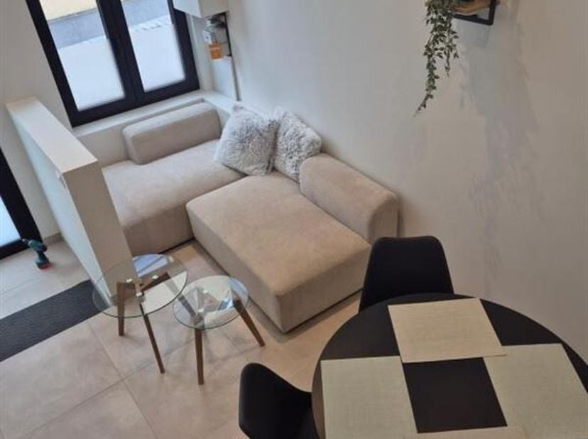 De Kattenbleekstraat combineert een centrale ligging  met stilte in een doodlopende straat. Het wit/zwart thema is doorgetrokken in de hele woning: va