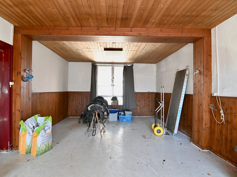 Achter een charmante en knappe voorgevel schuilt een woning boordevol potentieel. Gelegen te Waasmont, Kabinestraat 1, op een perceel van 6a 19ca, gen