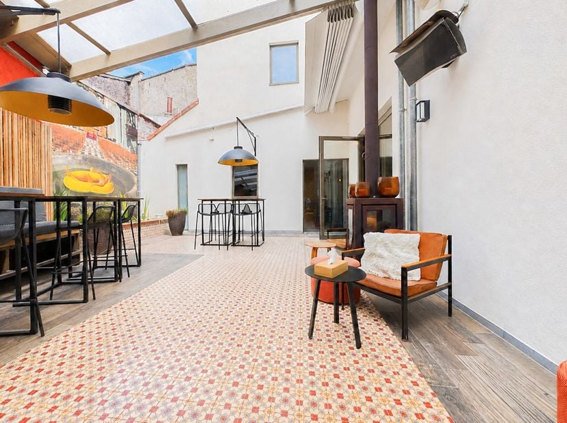 Op een toplocatie bevindt zich deze instapklare horecaruimte op het gelijkvloers van een hotel met een totale commerciële oppervlakte van ca. 175m2. D