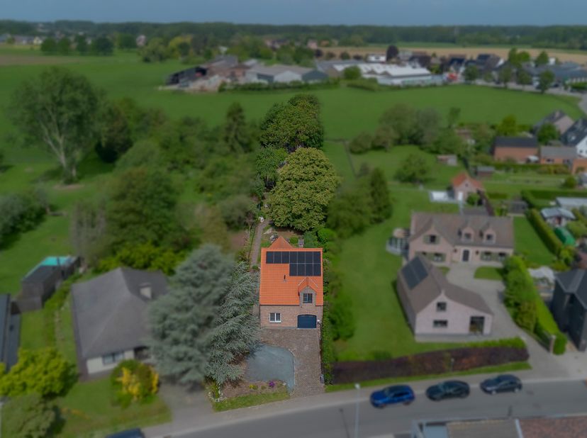 EERSTE BEZOEKDAG ZATERDAG 20/06 VAN 10U TOT 14U (enkel op afspraak)<br />
ERPE – Gerenoveerde woning met schitterende tuin op ca. 15 are.<br />
Deze w
