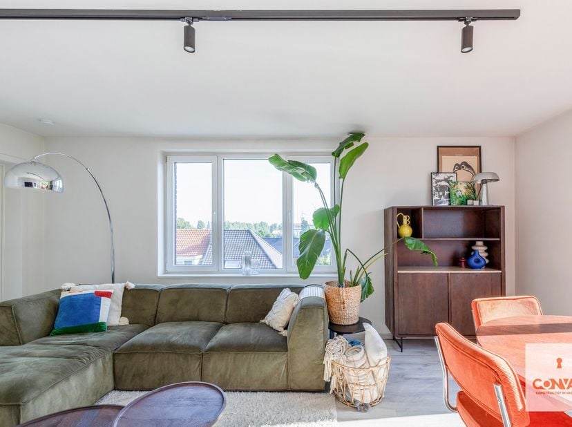 Gelegen op de derde en tevens bovenste verdieping, op de hoek van deze residentie, geniet dit appartement van een open en lichtrijk uitzicht. Dankzij