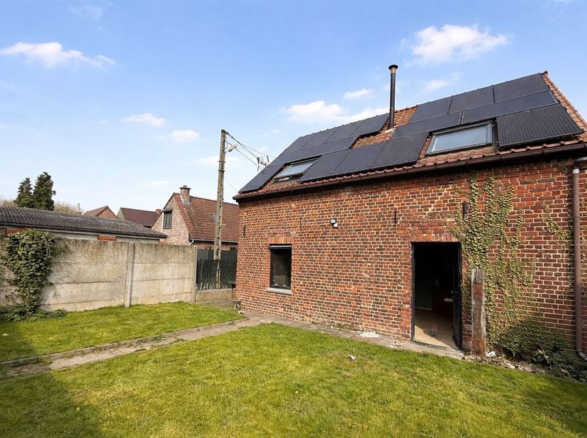 Goed halfvrijstaand huis op 3 hectare in een doodlopende straat in het hart van het dorp Lesdain.<br />
De woning biedt ongeveer 137 m² woonruimte en