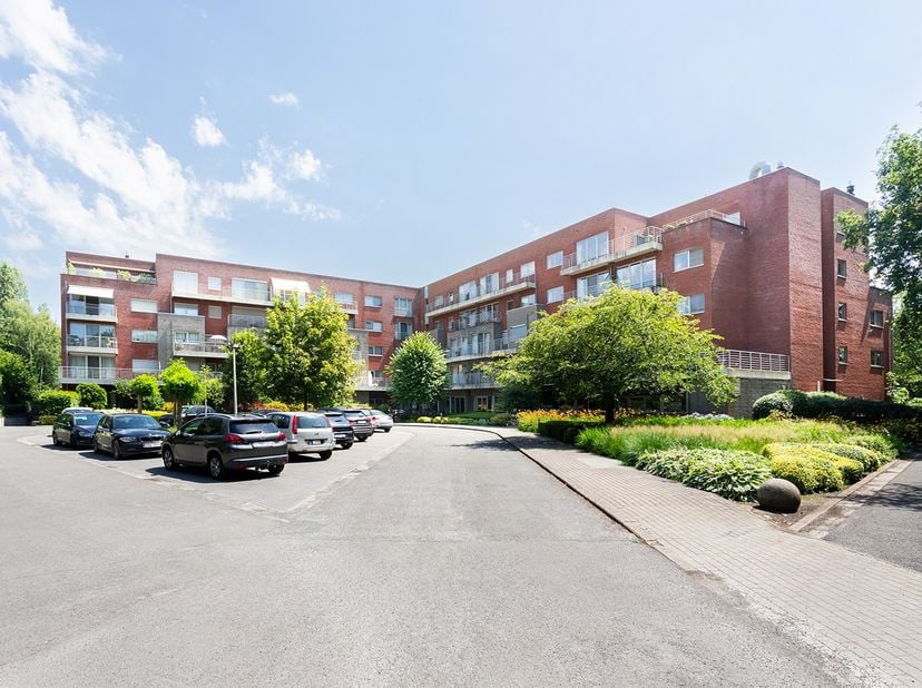 Dit 2-slaapkamerappartement is gelegen in de service-residentie Residentie Elsdonck in Wilrijk, een aangename en groene omgeving waar comfortabel en z
