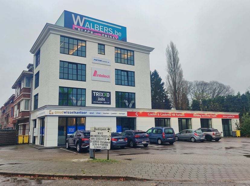 Hoogwaardig gerenoveerd kantoor met panoramisch uitzicht in Turnhout<br />
Gelegen op de derde verdieping van een gebouw met vier verdiepingen biedt d
