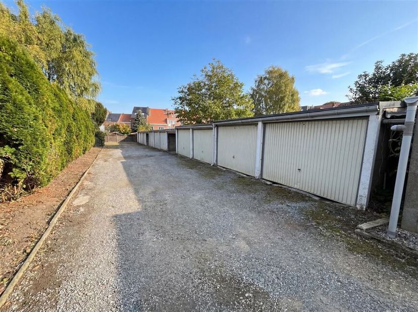 Bouwgrond op 5 are 64 ca met 14 garageboxen vlakbij centrum Strombeek.<br />
 Op de grond kan een  gesloten bebouwing wordt toegestaan. <br />
 De max