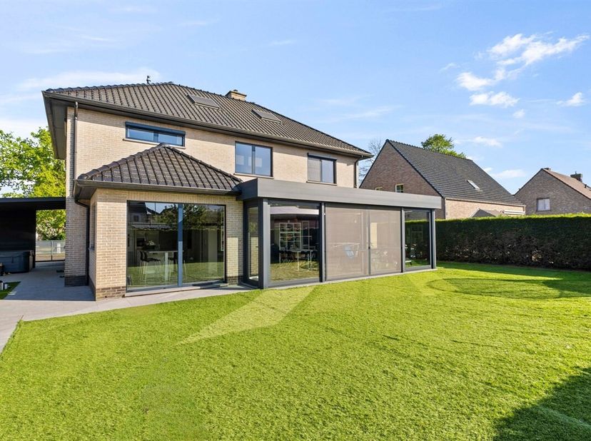Gunstig gelegen en hedendaagse woning op mooie locatie en voorzien van 4 zeer ruime slaapkamers<br />
De woning beschikt over een mooie leefruimte met