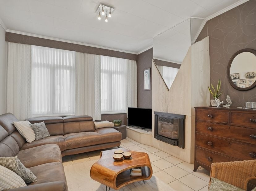 Op een centrale ligging te Bredene, nabij het shoppingcentrum en de spuikom bevindt zich deze gesloten woning met een bruikbare vloeroppervlakte van m