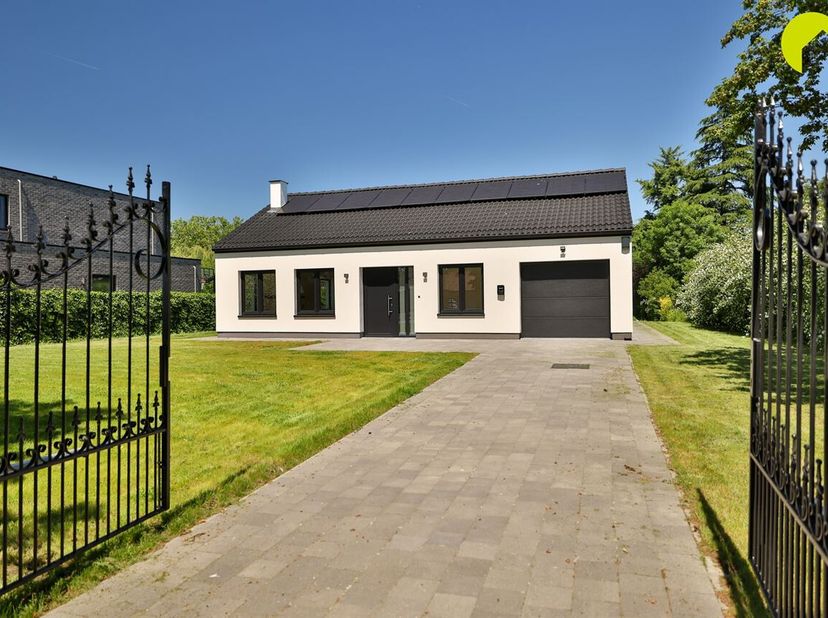 Dans une situation centrale, près du centre de Wommelgem, nous vous proposons cette villa entièrement rénovée (180m²) située sur un terrain de pas moi