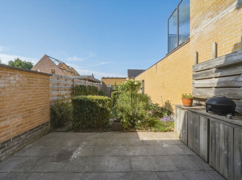 In het de rustige deelgemeente Ettelgem bevindt zich deze verzorgde gesloten bebouwing (bouwjaar 2003) met zonnige tuin, garage en vier slaapkamers. D