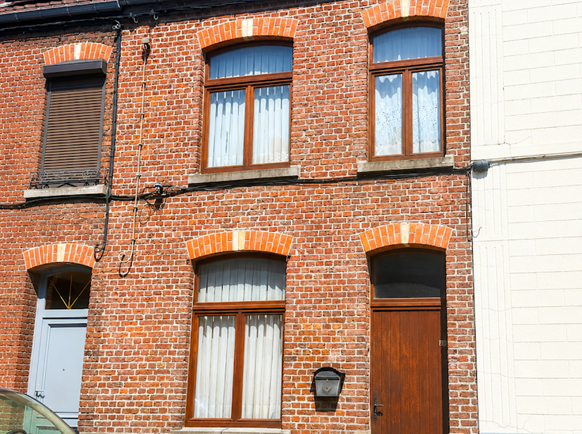Vous recherchez une maison de ville spacieuse avec jardin, idéale pour une famille ou un investissement ? Découvrez cette agréable habitation offrant