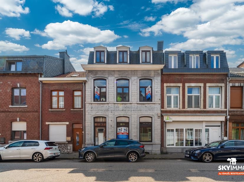 L'agence SKYIMMO est ravie de vous présenter ce magnifique immeuble de commerce, offrant une surface commerciale divisé en bureaux de 285m² située à F