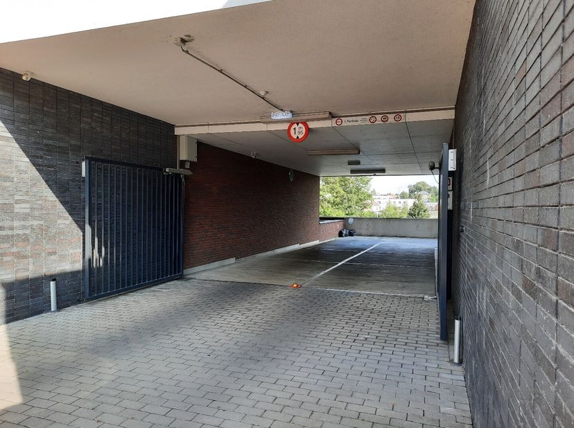 Open staanplaats in een ondergrondse parkeerkelder. Toegankelijk met 2 automatische poorten. Toegang tot lift. Oppervlakte:  2,60m op 5,5 m. Geen extr