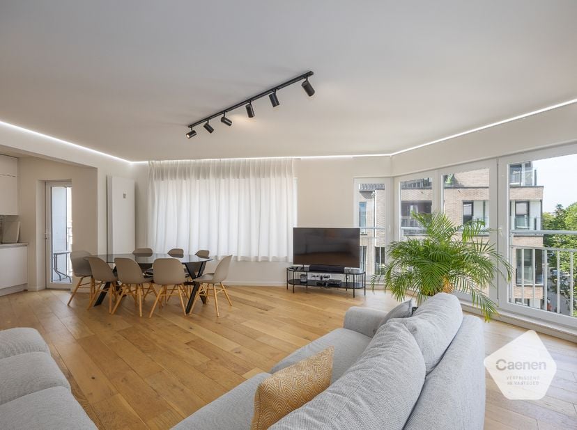 <br />
	Dit drie slaapkamer hoek-appartement is gelegen in de Jozef-II straat te Oostende, een centrale en toch rustige ligging.<br />
	Het appartemen