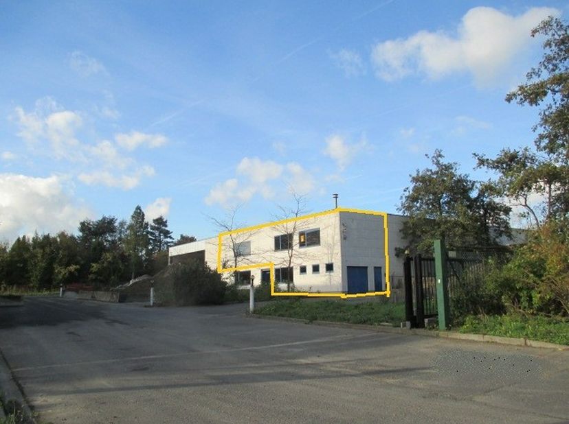 Kantoorverdieping met verschillende burelen, bestaande infrastructuur, sanitair en cv gas. Garage, private parking afgesloten met poort. Onmiddellijk