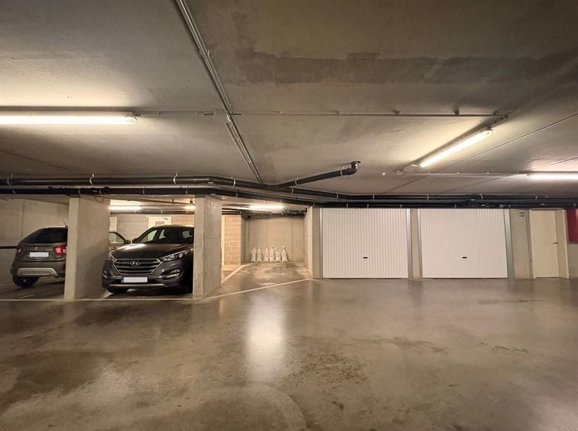 Makkelijk bereikbare ondergrondse autostaanplaats voor eigen gebruik of als investering.<br />
- Gemakkelijk in- en uitrijden<br />
- Beschut parker