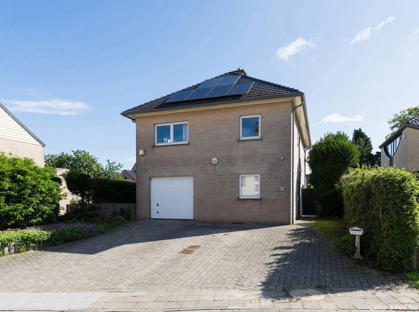 TERVUREN, in de onmiddellijke nabijheid van internationale scholen en groene zones, charmante gemeubelde VILLA (3 slpk / 2 badk) van 260 m² met tuin e