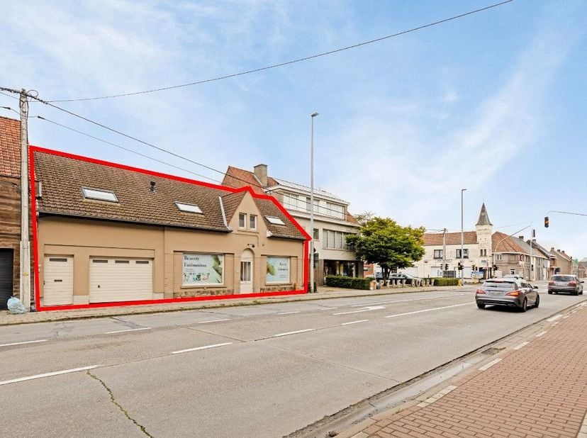 Propriété à revenus avec un espace commercial au rez-de-chaussée et un appartement à l'étage.Les deux unités ont des entrées séparéesRevenu de 1100 eu
