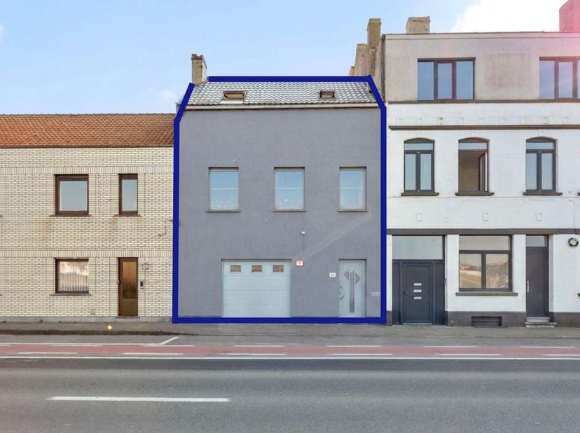 Deze instapklare woning ligt prachtig aan de vaart tussen Oostende en Bredene, waar u dagelijks geniet van een fenomenaal open zicht over het water. B
