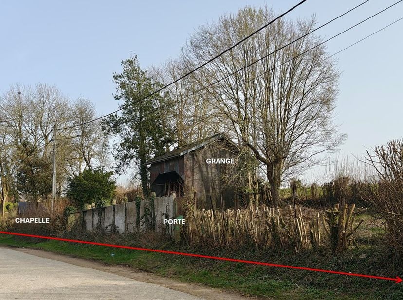 Bouwterrein van 1090 m², volledig gelegen in woonzone met landelijk karakter, zonder bouwverplichting.<br />
Lengte aan de straat: +/- 91 m. Diepte va