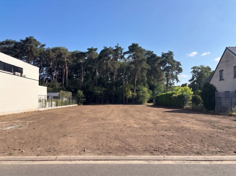 In een aangename en residentiële omgeving langs de Eindstraat in Maasmechelen bevindt zich dit mooi perceel bouwgrond voor open bebouwing met een oppe