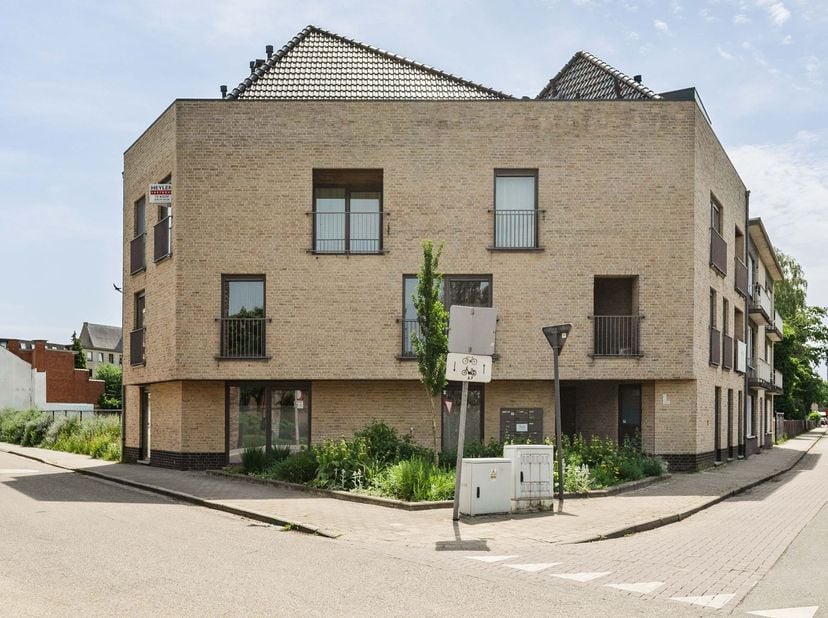 In Optie<br />
<br />
Duplex 1 slaapkamerappartement in centrum Geel.<br />
<br />
<br />
<br />
<br />
<br />
Indeling: woonkamer/keuken, ber