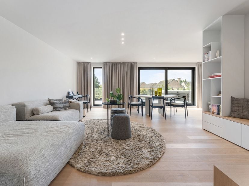 Ruim exclusief (217m²) en energiezuinig villa-appartement met 3 tot 4 slaapkamers, een dressing, 2 badkamers en ruim zonneterras.<br />
BESCHRIJVING:<