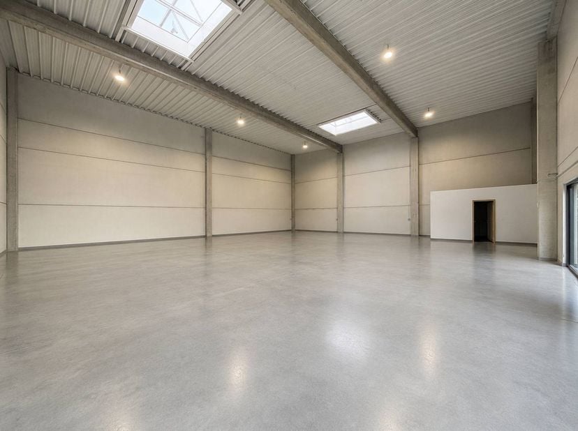 Deze functionele KMO-unit van 295 m² is ideaal voor opslag, atelier of lichte productie en geniet van een vlotte bereikbaarheid in Sint-Truiden.<br />